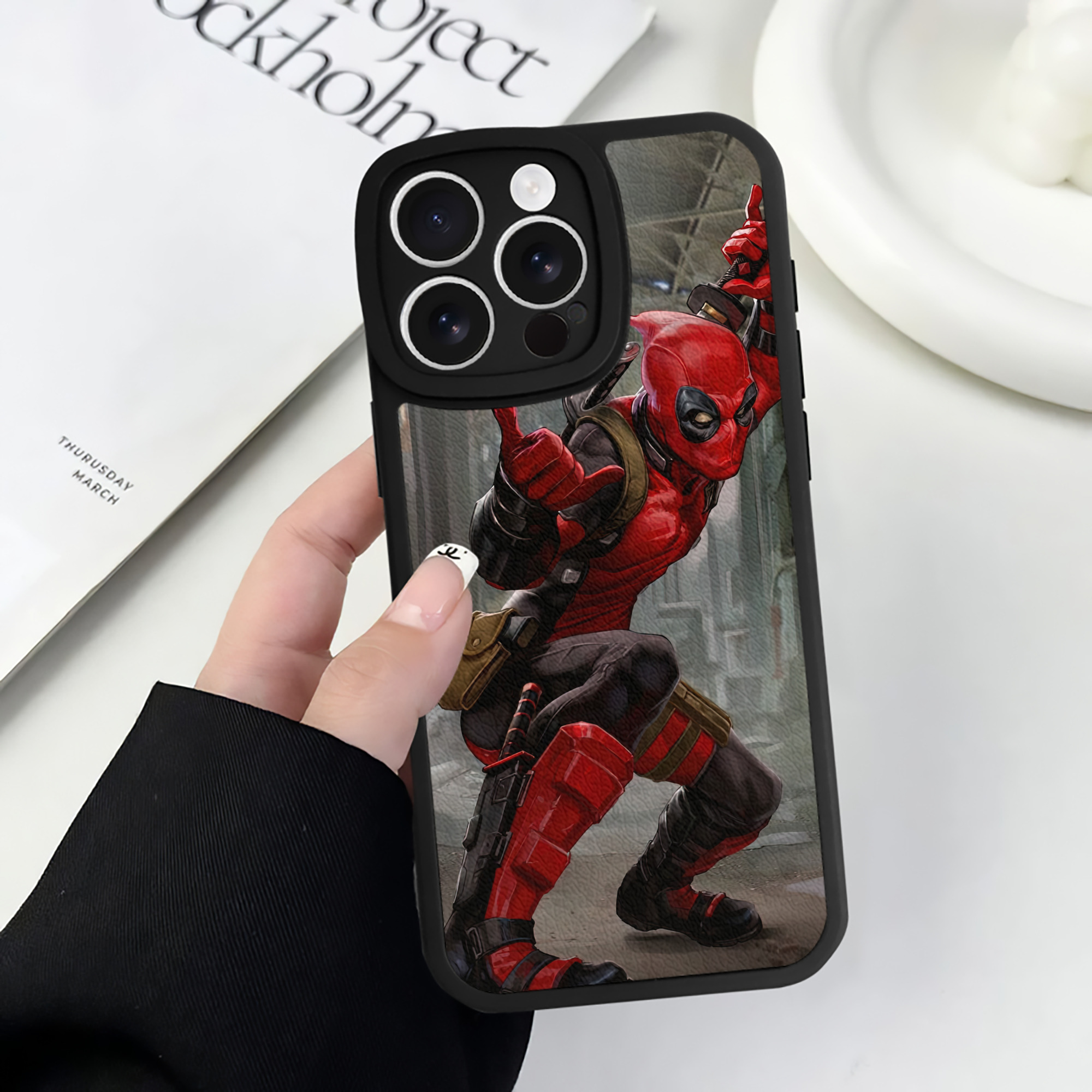 （画像用） Deadpool デッドプール 【iPhone 16シリーズ対応】シリコンスマホケース（レザー調） 材質：シリコン